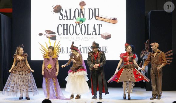 Nous avons assisté aux préparatifs de cette soirée inaugurale.

Manon Pasquier, Jeremy Charvet, Philippine Lavrey, Sébastien Agius, Florence Coste, Robin Morgenthaler.
Pour célébrer ses 30 ans, le Salon du Chocolat de Paris réinvente son mythique défilé de robes en chocolat autour d’une thématique inédite : la Comédie Musicale, à Paris mardi 28 octobre 2025. © Christophe Aubert via Bestimage