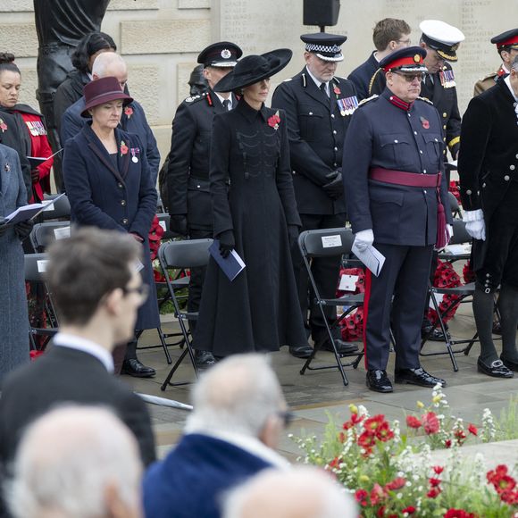 Lors de la commémoration du 11 novembre, Kate Middleton a fait sensation dans un look totalement noir.

Kate Middleton lors de la cérémonie du souvenir organisée par la Royal British Legion au National Memorial Arboretum dans le Staffordshire le 11 novembre 2025. 

Photo : Goff  / Bestimage