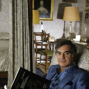 En France, en Seine-et-Marne, à Monthyon, Jean-Claude Brialy dans son château le 15 décembre 1983. Michel Ristroph via Bestimage