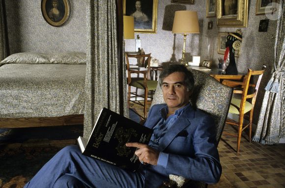 En France, en Seine-et-Marne, à Monthyon, Jean-Claude Brialy dans son château le 15 décembre 1983. Michel Ristroph via Bestimage