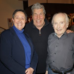 Danielle Moreau, Jean-Pierre Castaldi et Popeck - Anniversaire surprise de Popeck à l'occasion de ses 90 ans sur la scène du théâtre de Passy à Paris le 18 mai 2025. © Coadic Guirec/Bestimage