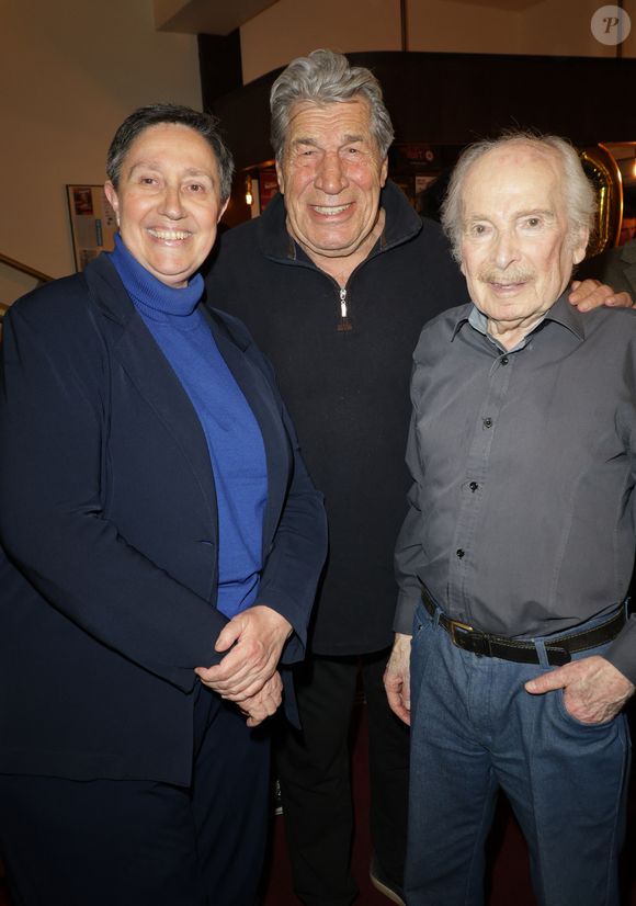 Danielle Moreau, Jean-Pierre Castaldi et Popeck - Anniversaire surprise de Popeck à l'occasion de ses 90 ans sur la scène du théâtre de Passy à Paris le 18 mai 2025. © Coadic Guirec/Bestimage