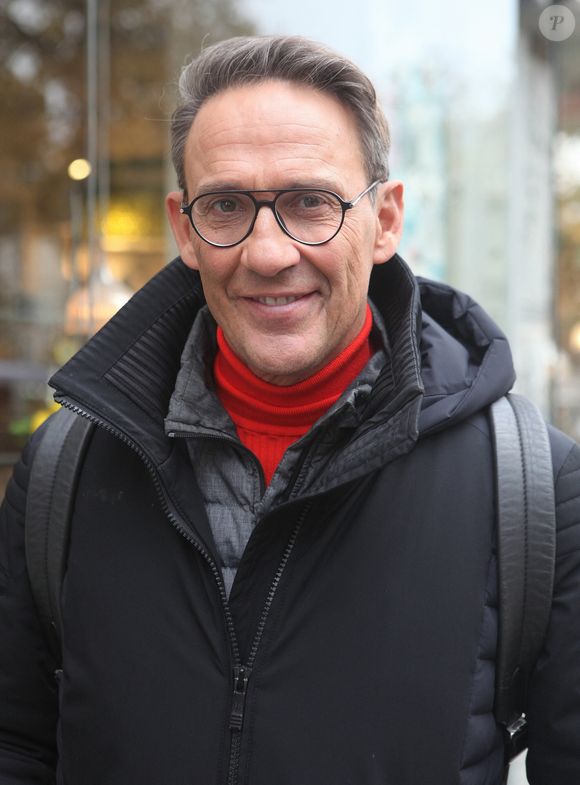 Exclusif - Julien Courbet à la sortie des studios de radio de l'émission "Les Grosses Têtes" à Paris. Le 30 novembre 2022
© Jonathan Rebboah / Panoramic / Bestimage