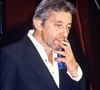 Beaucoup l'ignorent mais durant cette période alors qu'il enregistrait son nouvel album Vu de l'extérieur, l'iconique Serge Gainsbourg venait d'être hospitalisé dans la même clinique où Thomas Dutronc a vu le jour...
Serge Gainsbourg fumant une cigarette (AGENCE / BESTIMAGE).