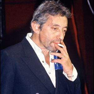 Beaucoup l'ignorent mais durant cette période alors qu'il enregistrait son nouvel album Vu de l'extérieur, l'iconique Serge Gainsbourg venait d'être hospitalisé dans la même clinique où Thomas Dutronc a vu le jour...

Serge Gainsbourg fumant une cigarette (AGENCE / BESTIMAGE).