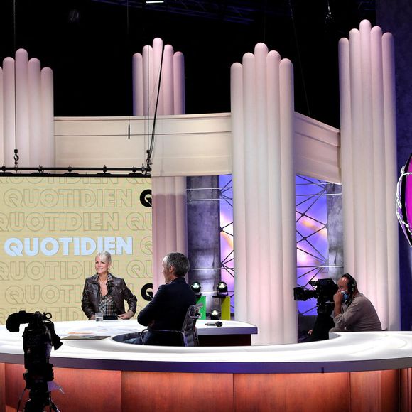 Exclusif - Laeticia Hallyday, Yann Barthès - Laeticia Hallyday était l'invitée de l'émission "Quotidien" présentée par Y. Barthès en direct sur la chaine TMC à Paris le 13 septembre 2021. © Dominique Jacovides/Bestimage