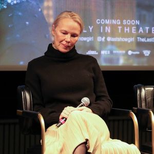 En réalité, l'homme ne lui voulait pas de mal personnellement puisqu'il l'avait confondue avec la chanteuse d'un groupe féminin de musique country…

Pamela Anderson lors d'une discussion sur son nouveau film baptisé "The Last Showgirl".