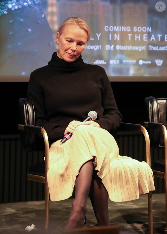 En réalité, l'homme ne lui voulait pas de mal personnellement puisqu'il l'avait confondue avec la chanteuse d'un groupe féminin de musique country…

Pamela Anderson lors d'une discussion sur son nouveau film baptisé "The Last Showgirl".