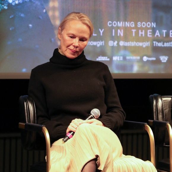 En réalité, l'homme ne lui voulait pas de mal personnellement puisqu'il l'avait confondue avec la chanteuse d'un groupe féminin de musique country…

Pamela Anderson lors d'une discussion sur son nouveau film baptisé "The Last Showgirl".