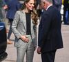 Un ensemble assorti à une paire d'escarpins vernis Stuart Weitzman, touche finale de ce look très élégant complété par des boucles d'oreilles Daniella Draper et une ceinture en cuir. 

La Princesse de Galles, Kate Middleton, en visite à Marina Mill à Cuxton dans le Kent, une entreprise familiale britannique spécialisée dans la conception à la main et la sérigraphie de tissus d'ameublement, septembre 2025 @Backgrid UK/ Bestimage