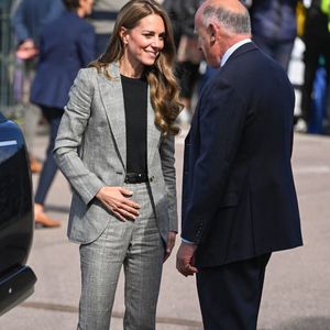 Un ensemble assorti à une paire d'escarpins vernis Stuart Weitzman, touche finale de ce look très élégant complété par des boucles d'oreilles Daniella Draper et une ceinture en cuir. 

La Princesse de Galles, Kate Middleton, en visite à Marina Mill à Cuxton dans le Kent, une entreprise familiale britannique spécialisée dans la conception à la main et la sérigraphie de tissus d'ameublement, septembre 2025 @Backgrid UK/ Bestimage