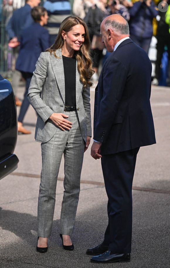 Un ensemble assorti à une paire d'escarpins vernis Stuart Weitzman, touche finale de ce look très élégant complété par des boucles d'oreilles Daniella Draper et une ceinture en cuir. 

La Princesse de Galles, Kate Middleton, en visite à Marina Mill à Cuxton dans le Kent, une entreprise familiale britannique spécialisée dans la conception à la main et la sérigraphie de tissus d'ameublement, septembre 2025 @Backgrid UK/ Bestimage