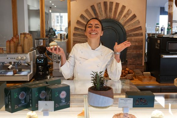 La meilleure pâtissière du monde Nina Métayer lors de l'inauguration de sa boulangerie-pâtisserie "Fournil par Nina" à La Rochelle, France, le 16 novembre 2024. © Jean-Marc Lhomer/Bestimage