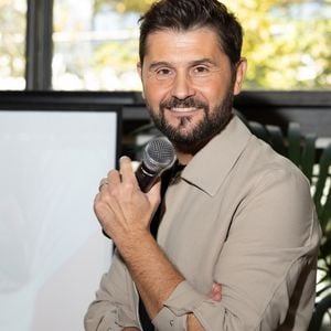 "Je m’aperçois que je reproduis le schéma familial", a-t-il dit avant d'ajouter : “Avoir un enfant est sans doute l’une des aventures les plus exceptionnelles".

Exclusif - Christophe Beaugrand - C.Beaugrand participe au "Mars Global Adoption Weekend" (loto de la protection animale) à la Maison de l'animal à Paris, le 11 octobre 2025.
© Julien Sarkissian / Bestimage