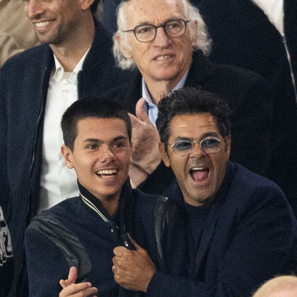 Jamel Debbouze et son fils Léon Debbouze - Célébrités dans les tribunes lors du match retour de la Ligue Des Champions 2024-2025 (LDC) "PSG - Arsenal" (2-1) au Parc des Princes à Paris le 7 mai 2025. © Cyril Moreau/Bestimage