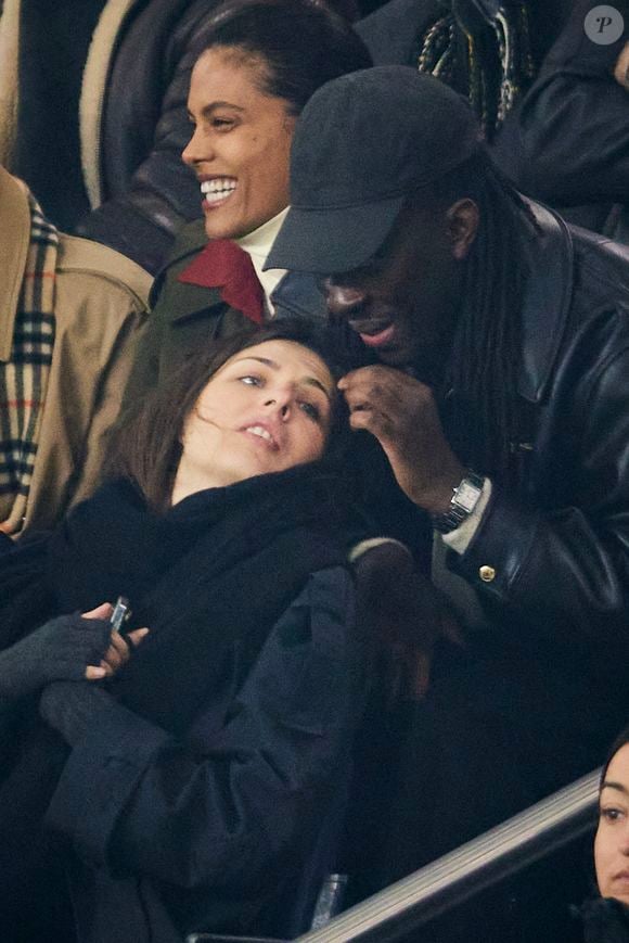 La nouvelle a été annoncée en début de semaine mais le papa de 32 ans n'a pas encore réagi.

Le chef Mory Sacko et sa femme Emilie - Célébrités dans les tribunes lors du match de Ligue 1 McDonald's opposant le Paris Saint-Germain (PSG) à l'Olympique de Marseille (OM) - (3-1) au Parc des Princes à Paris le 16 mars 2025. © Cyril Moreau/Bestimage