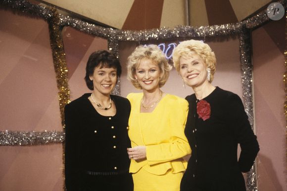 Archives - En France, à Paris, sur le plateau,de gauche à droite, Fabienne EGAL, Evelyne LECLERCQ et Simone GARNIER posant sur le manège 01/12/1988 

Bernard LEGUAY via Bestimage