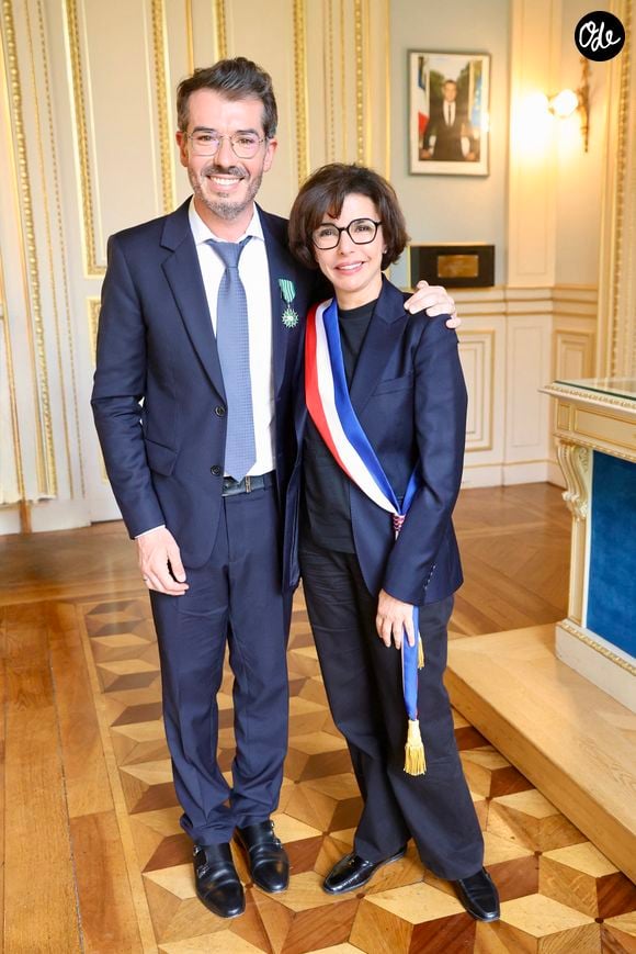 Exclusif - ⁠ Rachida Dati, ⁠Damien Nougarède - ⁠Damien Nougarède reçoit des mains de Rachida Dati les insignes de Chevalier dans l’ordre des Arts et Lettres, lors d’une cérémonie organisée dans la salle des mariages de la mairie du 7ème arrondissement à Paris le 15 juillet 2026. © Alain Guizard/Bestimage