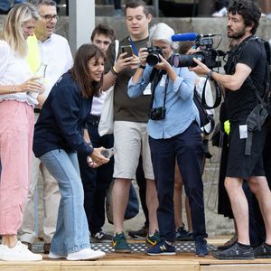 La baignade est strictement encadrée avec des maîtres-nageurs, des tests de natation obligatoires et des conditions d’âge et de taille précises.

La Maire de Paris, Anne Hidalgo, visite les sites de baignades sur la Seine. Photo par Raphael Lafargue/ABACAPRESS.COM