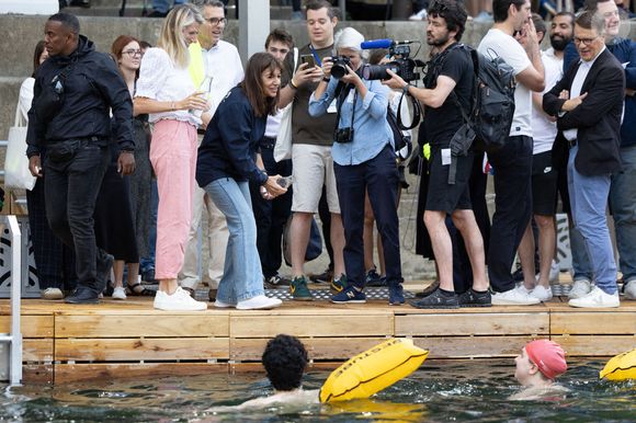 La baignade est strictement encadrée avec des maîtres-nageurs, des tests de natation obligatoires et des conditions d’âge et de taille précises.

La Maire de Paris, Anne Hidalgo, visite les sites de baignades sur la Seine. Photo par Raphael Lafargue/ABACAPRESS.COM