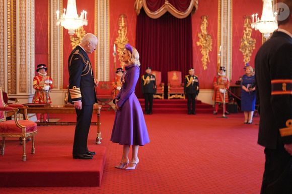Mme Amy Dowden, de Rowley Regis, avocate et ambassadrice de Crohn's and Colitis UK, est nommée membre de l'Ordre de l'Empire britannique par le roi Charles III au palais de Buckingham, à Londres. Cette distinction récompense les services rendus en matière de collecte de fonds et de sensibilisation aux maladies inflammatoires de l'intestin. Date de la photo : mardi 18 février 2025. Photo by Jordan Pettitt/PA Photos/ABACAPRESS.COM