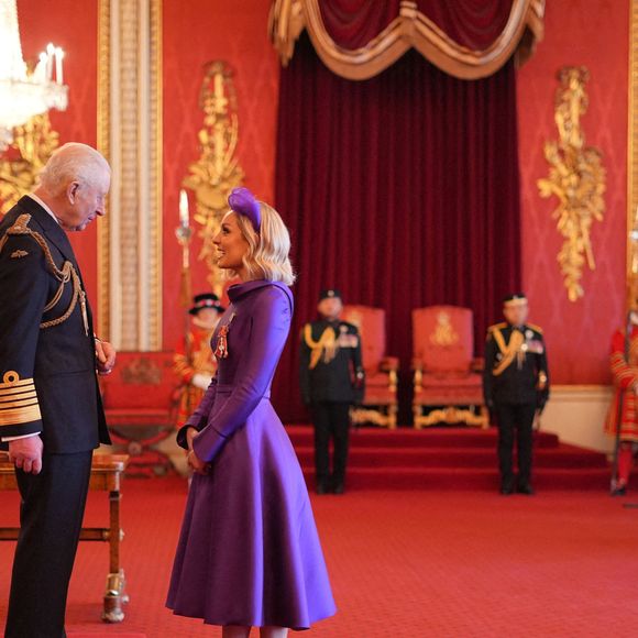 Mme Amy Dowden, de Rowley Regis, avocate et ambassadrice de Crohn's and Colitis UK, est nommée membre de l'Ordre de l'Empire britannique par le roi Charles III au palais de Buckingham, à Londres. Cette distinction récompense les services rendus en matière de collecte de fonds et de sensibilisation aux maladies inflammatoires de l'intestin. Date de la photo : mardi 18 février 2025. Photo by Jordan Pettitt/PA Photos/ABACAPRESS.COM