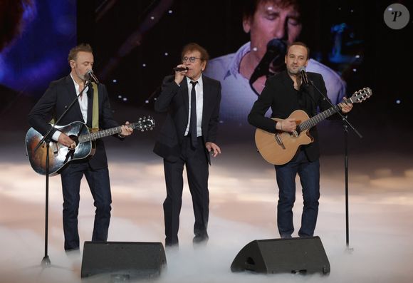 Le chanteur, qui vient de terminer une grande tournée avec ses fils Pierre Souchon et Ours, a passé une partie de son enfance au château de Chémery.

Pierre Souchon, Alain Souchon et Charles Souchon - Cérémonie de la 40ème édition des Victoires de la Musique à la Seine Musicale à Boulogne-Billancourt, France, le 14 février 2025. 

© Coadic Guirec/Bestimage