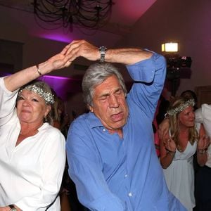 Ses parents, séparés depuis plusieurs décennies, ont longtemps conservé une relation très proche.
Benjamin Castaldi, sa femme Aurore Aleman, Clémentine Vaudaux (la soeur de Benjamin Castaldi), Catherine Allégret et Jean-Pierre Castaldi - Soirée de mariage de Benjamin Castaldi et Aurore Aleman au Mas de La Rose à Eygalières, le 27 août 2016. © Jacovides-Moreau/Bestimage