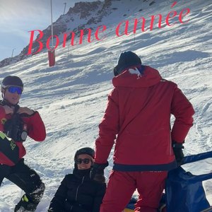 La journaliste a alors dû être prise en charge rapidement par les secours et, sur l'image qu'elle a partagée, on constate qu'une attelle a été placée autour de l'une de ses jambes.

Anne-Sophie Lapix victime d'un accident lors de ses vacances au ski.