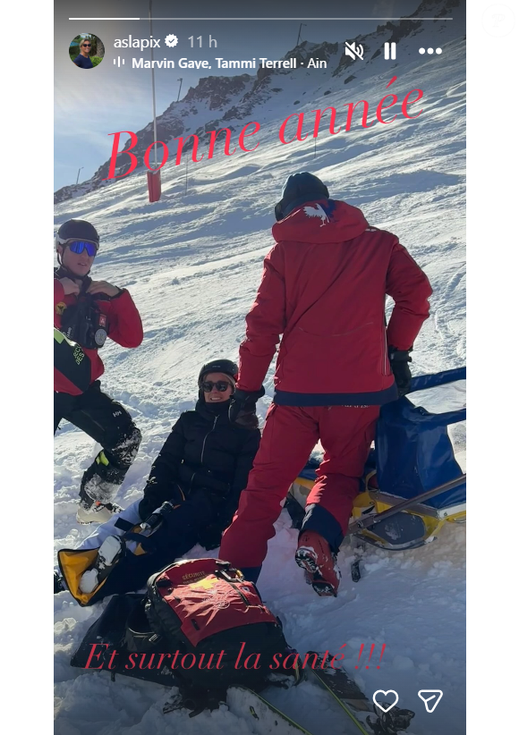 La journaliste a alors dû être prise en charge rapidement par les secours et, sur l'image qu'elle a partagée, on constate qu'une attelle a été placée autour de l'une de ses jambes.

Anne-Sophie Lapix victime d'un accident lors de ses vacances au ski.