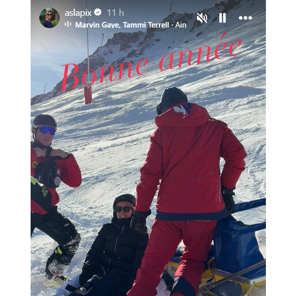 La journaliste a alors dû être prise en charge rapidement par les secours et, sur l'image qu'elle a partagée, on constate qu'une attelle a été placée autour de l'une de ses jambes.

Anne-Sophie Lapix victime d'un accident lors de ses vacances au ski.
