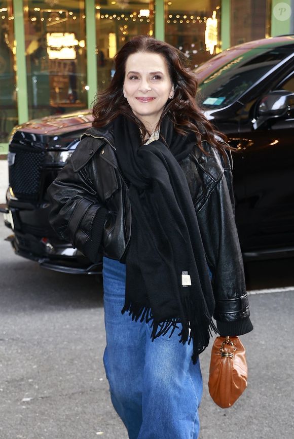 New York City, NY  - French star Juliette Binoche arrived at CBS Studios this morning, looking casual and sporting a big smile!



Pictured: Juliette Binoche