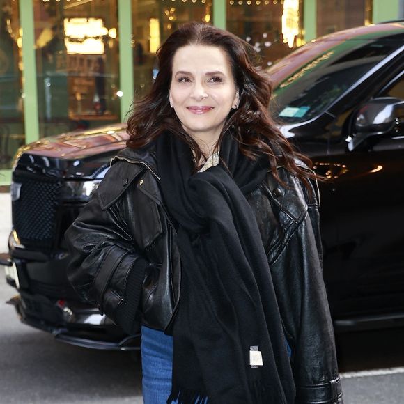 New York City, NY  - French star Juliette Binoche arrived at CBS Studios this morning, looking casual and sporting a big smile!



Pictured: Juliette Binoche