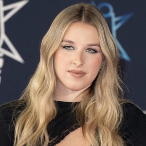 française pour Mauvais garçon) et Pierre Garnier (Artiste Masculin Francophone). Un duo inséparable qui n'a jamais commenté leur relation mais qui semblait radieux. 

Helena Bailly participe à la 27ème édition des NRJ Music Awards le 31 octobre 2025 à Cannes, France. Photo by David NIVIERE/ABACAPRESS.COM