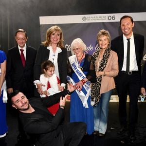 Marie Galiano entourée par Fabienne Ollier, la créatrice du concours, par Véronique Jannot et Eric Charay, le présentateur de la soirée et animateur sur France 3 et sa fille Mathilde et l'humoriste Anthony Joubert durant la 25eme édition de l'élection de Super Mamie France 2021 au Palais de la Méditerranée à Nice, le 21 novembre 2021. © Bruno Bebert / Bestimage