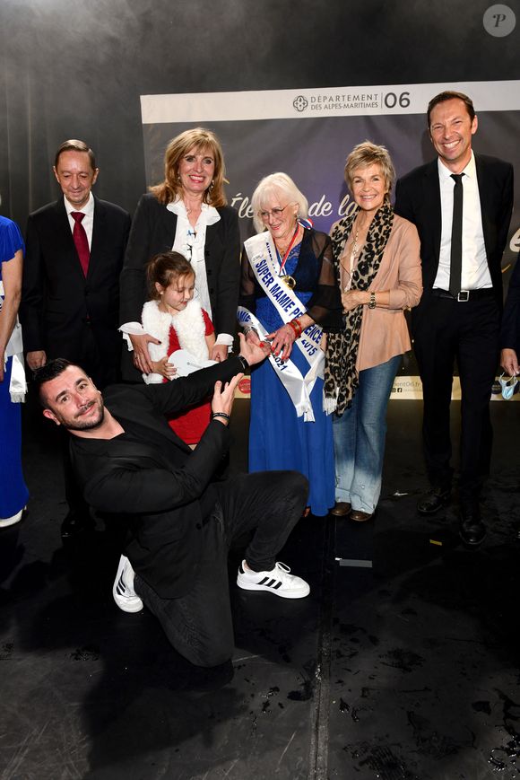 Marie Galiano entourée par Fabienne Ollier, la créatrice du concours, par Véronique Jannot et Eric Charay, le présentateur de la soirée et animateur sur France 3 et sa fille Mathilde et l'humoriste Anthony Joubert durant la 25eme édition de l'élection de Super Mamie France 2021 au Palais de la Méditerranée à Nice, le 21 novembre 2021. © Bruno Bebert / Bestimage