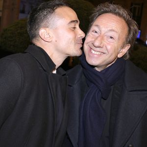 Très épanoui en amour, l'animateur a expliqué que la présence de Yori dans sa vie lui permet de se sentir rajeuni, bien plus que par des artifices esthétiques.

Stéphane Bern et son compagnon Yori Bailleres - Soirée de gala pour la Fondation de la Recherche en Physiologie, "Les Stéthos d'Or" au Four Seasons Hôtel George V à Paris le 24 mars 2025. © Cédric Perrin/Bestimage