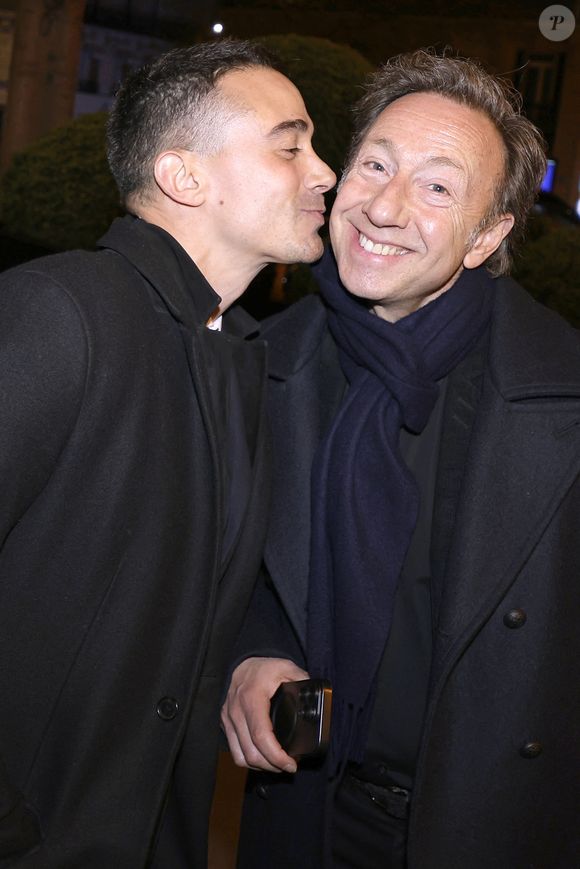 Très épanoui en amour, l'animateur a expliqué que la présence de Yori dans sa vie lui permet de se sentir rajeuni, bien plus que par des artifices esthétiques.

Stéphane Bern et son compagnon Yori Bailleres - Soirée de gala pour la Fondation de la Recherche en Physiologie, "Les Stéthos d'Or" au Four Seasons Hôtel George V à Paris le 24 mars 2025. © Cédric Perrin/Bestimage