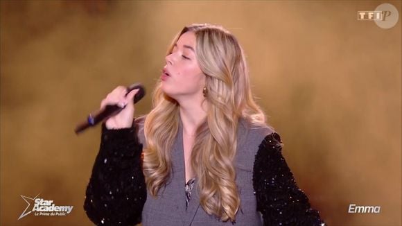 Elle explique : "Je me suis malheureusement blessée après l'hymne en sortant de scène, et je n'ai pas pu remonter sur scène..."

Emma lors du prime de la "Star Academy 2024" du 21 décembre, sur TF1