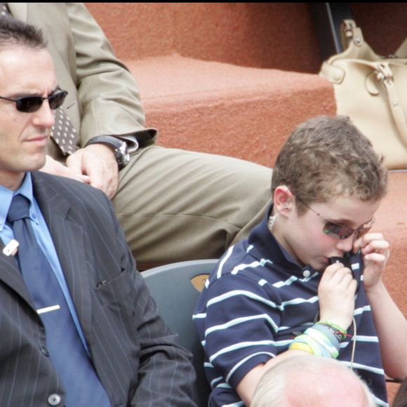 Le jeune garçon solitaire entouré de garde du corps comme seul ami,

Louis Sarkozy et son garde du corps en 2006 à Roland-Garros
©RINDOFF-MACAULT / BESTIMAGE