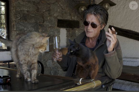 En France, Jacques Dutronc chez lui à Monticello en Corse avec ses chats. le 9 mai 2005.  
©GONGORA Marie-Anne via Bestimage
