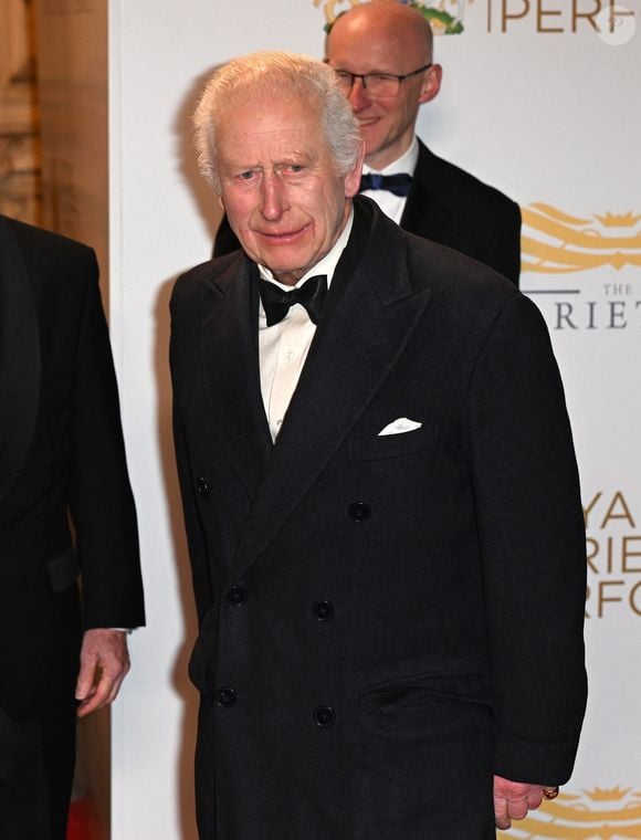 Pendant ce temps, le roi Charles III, récemment diagnostiqué d’un cancer, semble préférer l’atmosphère paisible de Sandringham à l’agitation londonienne...


Les célébrités arrivent pour le Royal Variety Show 2024 au Royal Albert Hall à Londres Sur la photo : Le roi Charles III