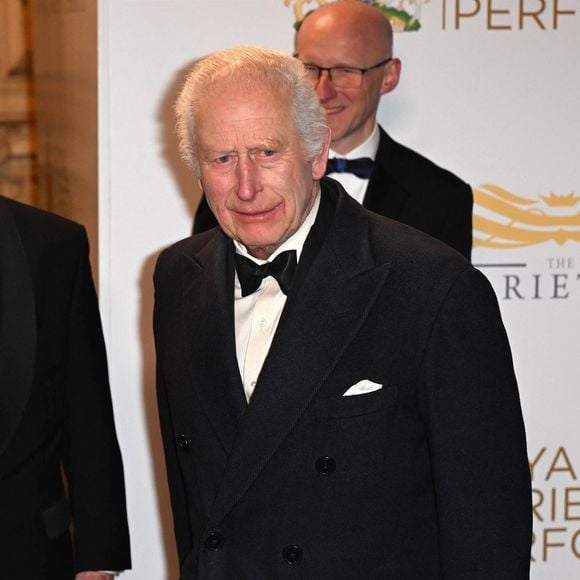 Pendant ce temps, le roi Charles III, récemment diagnostiqué d’un cancer, semble préférer l’atmosphère paisible de Sandringham à l’agitation londonienne...


Les célébrités arrivent pour le Royal Variety Show 2024 au Royal Albert Hall à Londres Sur la photo : Le roi Charles III