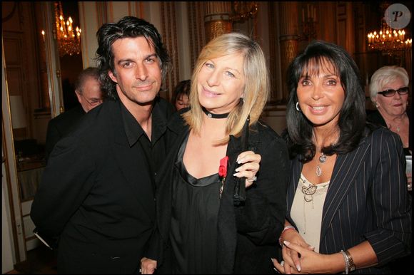 Jimmy Demmers, Barbra Streisand et Jackie Lombard lors de la remise des insignes de la Légion d'honneur à la chanteuse américaine, à Paris, le 28 juin 2007.

Photo : Bestimage