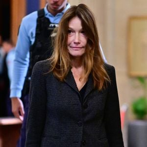 La chanteuse montre qu'elle s'est plongée dans la lecture de Carnets Corses, signé par le cardinal François Bustillo, une personnalité qu'elle a d'ailleurs mentionnée dans son post.

Carla Bruni est venue soutenir son mari Nicolas Sarkozy lors de son interrogatoire par la cour d'appel de Paris dans le cadre du procès du financement libyen de sa campagne de 2007.
Paris le 7 avril 2026
© Christian Liewig / Bestimage