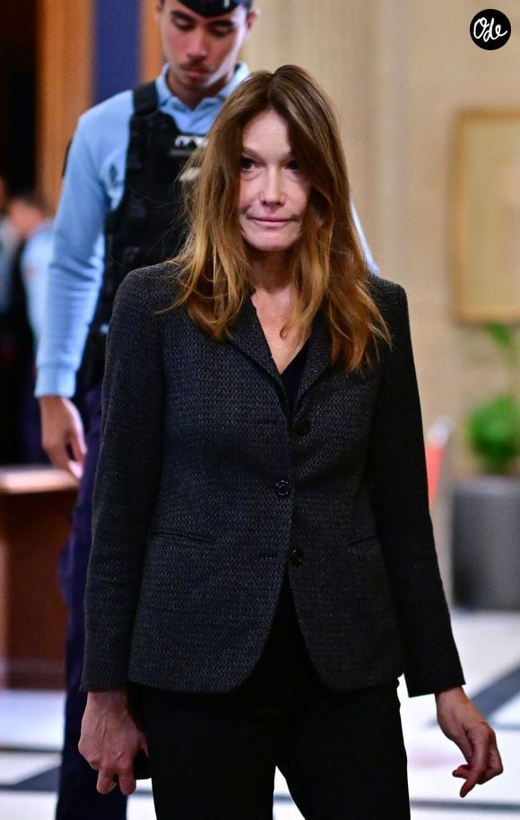 La chanteuse montre qu'elle s'est plongée dans la lecture de Carnets Corses, signé par le cardinal François Bustillo, une personnalité qu'elle a d'ailleurs mentionnée dans son post.

Carla Bruni est venue soutenir son mari Nicolas Sarkozy lors de son interrogatoire par la cour d'appel de Paris dans le cadre du procès du financement libyen de sa campagne de 2007.
Paris le 7 avril 2026
© Christian Liewig / Bestimage