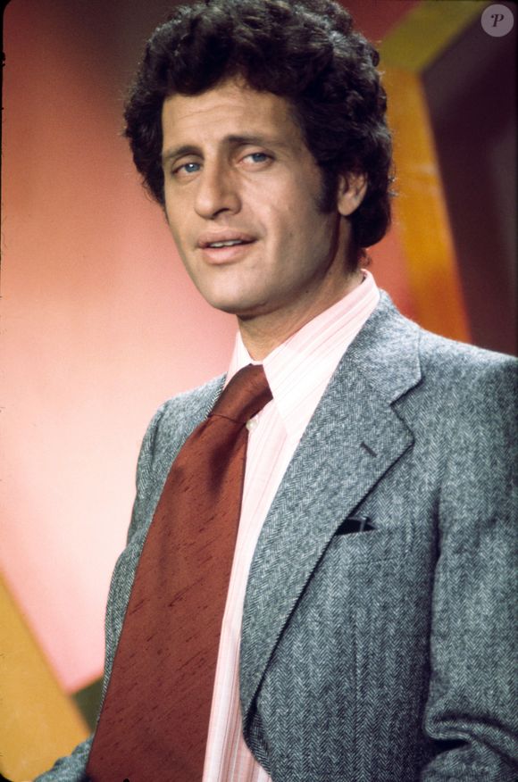 "C’est le seul endroit de l’île où la route ne passe pas. J’adore Tahiti, j’y ai passé du temps, mais c’est loin ! Mais j’aimerais finir là-bas", a également ajouté le fils aîné de Joe Dassin

Joe Dassin en 1977 - Archive Portrait 
Crédit : JLPPA / Bestimage