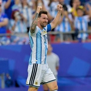 Mais le célèbre footballeur argentin est aussi un exemple pour beaucoup côté vie sentimentale. En effet, son histoire avec sa femme est digne d'un film...

Lionel Messi le 16 juin 2026 à la Coupe du monde 2026, Kansas City, Missouri. Crédit Imago/PsnewZ/Bestimage