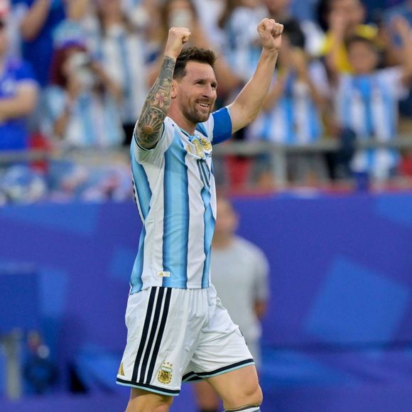 Mais le célèbre footballeur argentin est aussi un exemple pour beaucoup côté vie sentimentale. En effet, son histoire avec sa femme est digne d'un film...

Lionel Messi le 16 juin 2026 à la Coupe du monde 2026, Kansas City, Missouri. Crédit Imago/PsnewZ/Bestimage