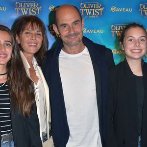 Bernard Campan, sa femme Anne Campan et leurs filles Nina Campan et Loan Campan - Première de la comedie musicale "Oliver Twist la Musicale" à la salle Gaveau à Paris, France, le 26 septembre 2016. © Giancarlo Gorassini/Bestimage